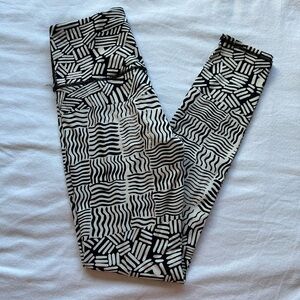 Chic Black and White Patterned Leggings